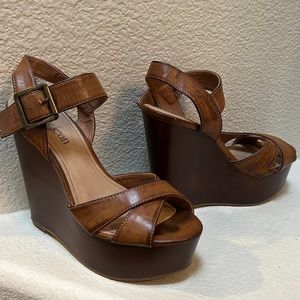 Cathy Jean platform sandals size 7